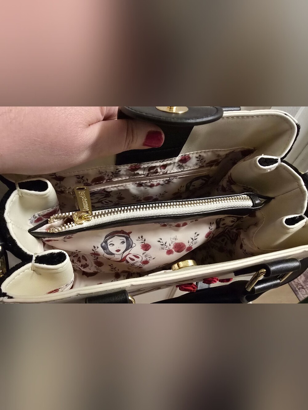Snow White Roses Purse - Picture 5 of 10